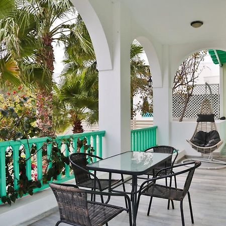 Kamari Beach Houses With Balcony And Garden Exteriör bild
