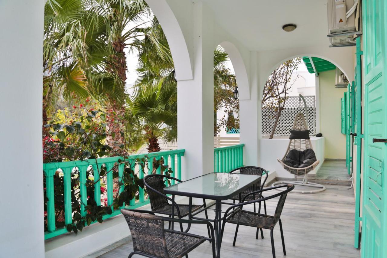 Kamari Beach Houses With Balcony And Garden Exteriör bild