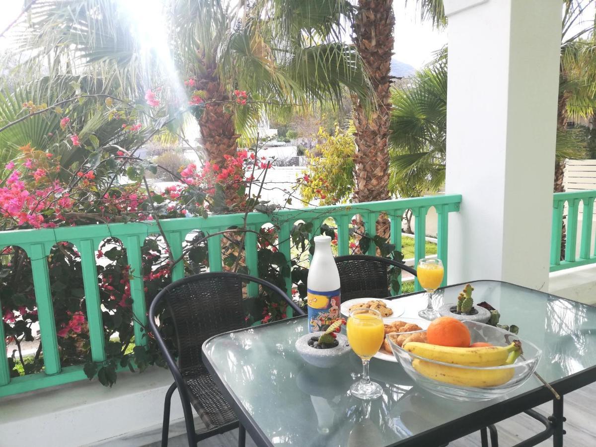 Kamari Beach Houses With Balcony And Garden Exteriör bild