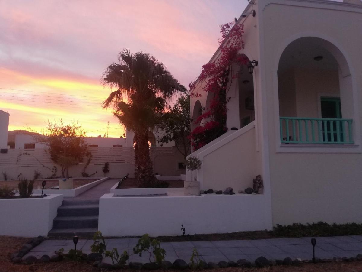 Kamari Beach Houses With Balcony And Garden Exteriör bild