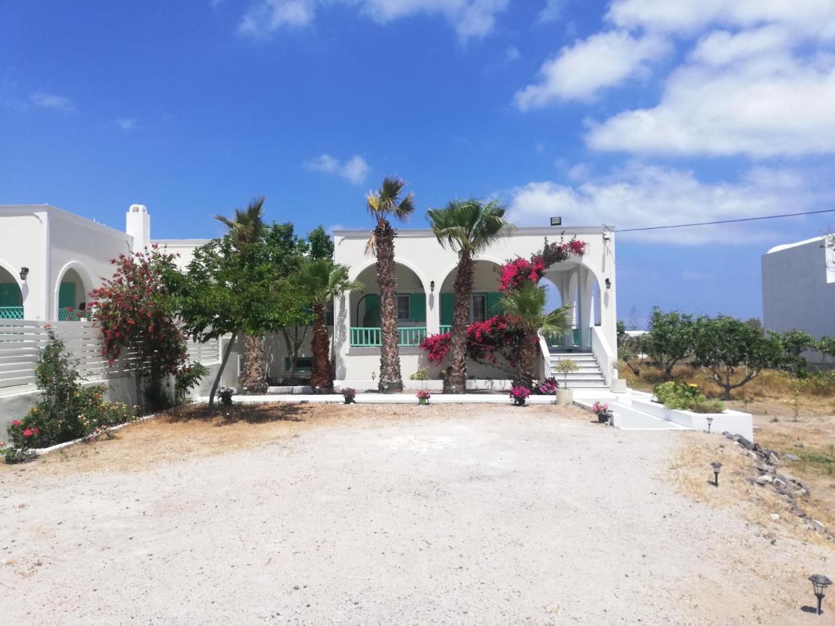 Kamari Beach Houses With Balcony And Garden Exteriör bild