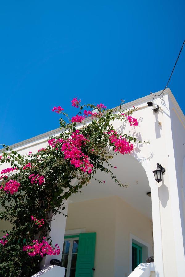 Kamari Beach Houses With Balcony And Garden Exteriör bild