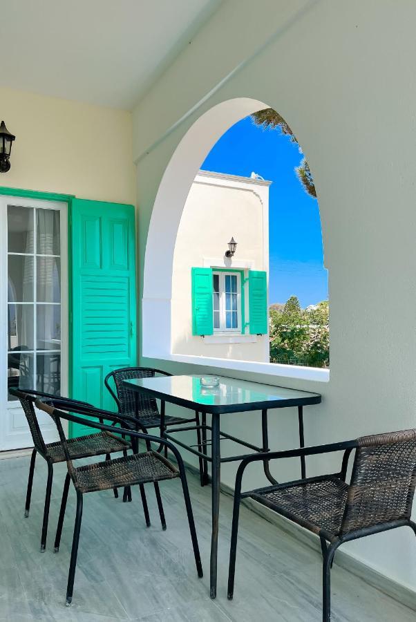 Kamari Beach Houses With Balcony And Garden Exteriör bild