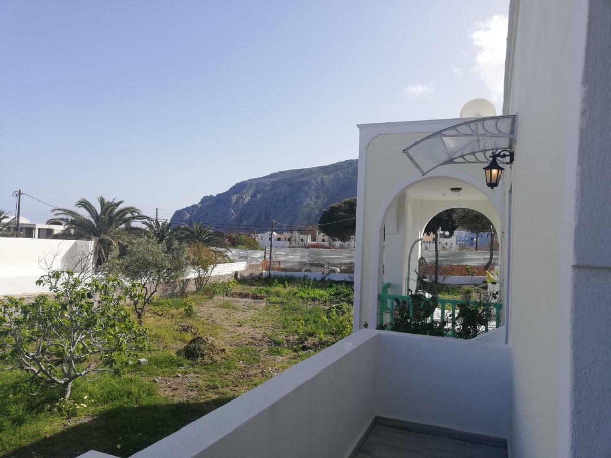 Kamari Beach Houses With Balcony And Garden Exteriör bild