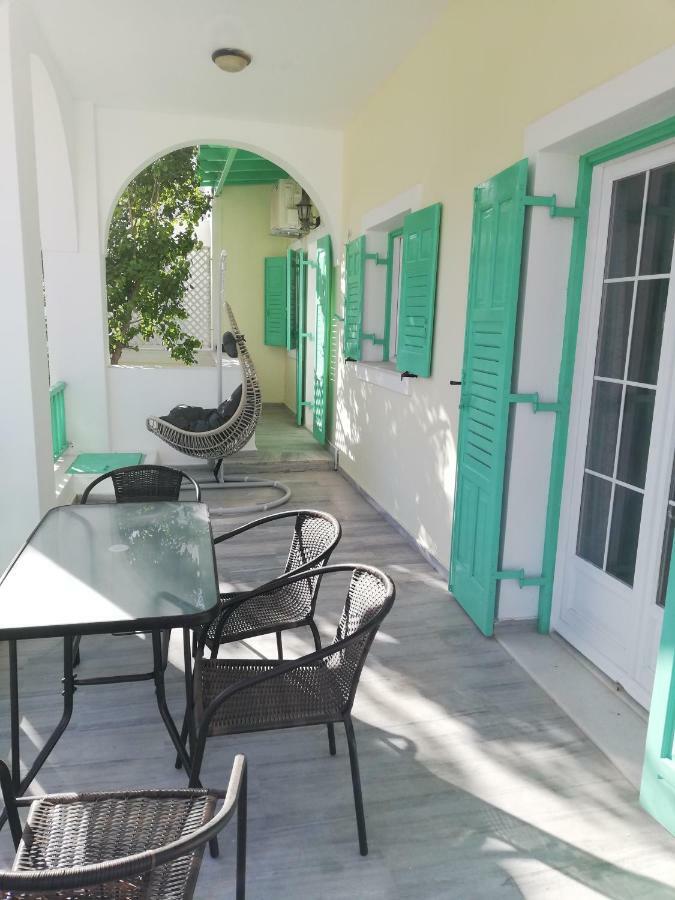 Kamari Beach Houses With Balcony And Garden Exteriör bild