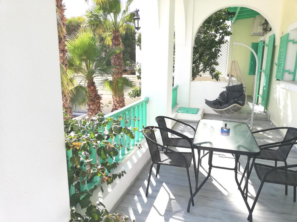 Kamari Beach Houses With Balcony And Garden Exteriör bild